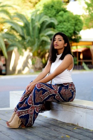 С чем носить темно-сине-белую юбку