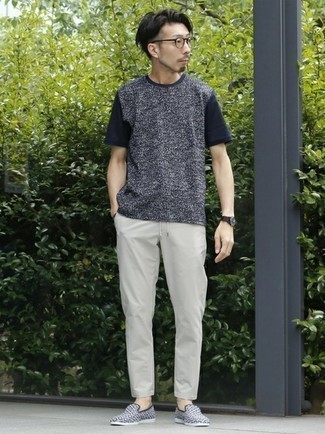 С чем носить темно-сине-белые слипоны мужчине