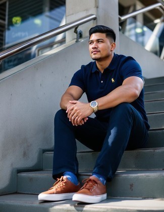 С чем носить темно-сине-белые носки мужчине