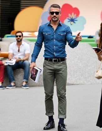 С чем носить темно-сине-белые носки мужчине