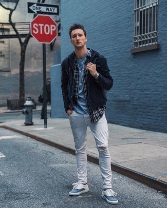 С чем носить темно-сине-белые носки мужчине