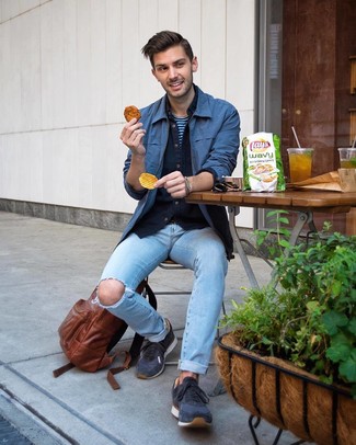 С чем носить темно-сине-белые замшевые низкие кеды мужчине