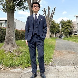 С чем носить темно-сине-белый костюм