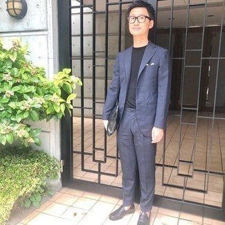 С чем носить темно-сине-белый костюм