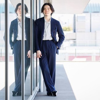 С чем носить темно-сине-белый костюм