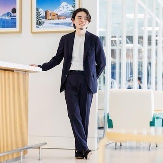 С чем носить темно-сине-белый костюм