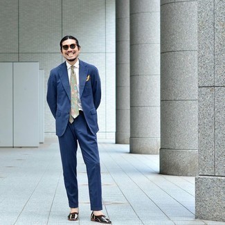 С чем носить темно-сине-белый костюм
