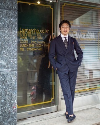 С чем носить темно-сине-белый костюм