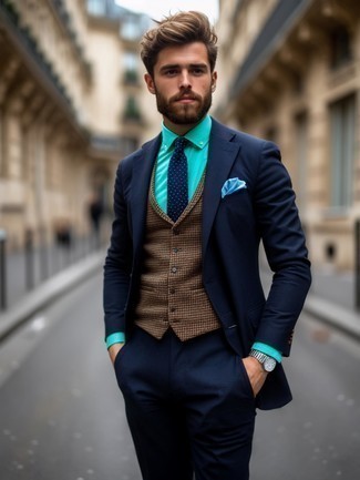 С чем носить темно-сине-белый костюм