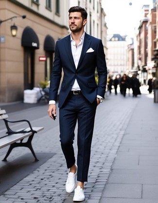 С чем носить темно-сине-белый костюм