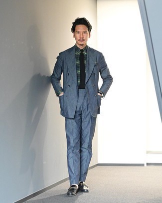 С чем носить темно-сине-белый костюм