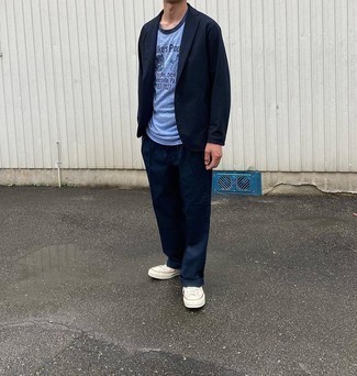 Какие низкие кеды носить с темно-сине-белым костюмом