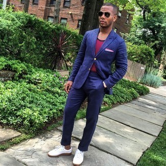 Какие низкие кеды носить с темно-сине-белым костюмом