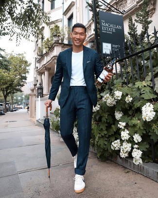 Какие низкие кеды носить с темно-сине-белым костюмом