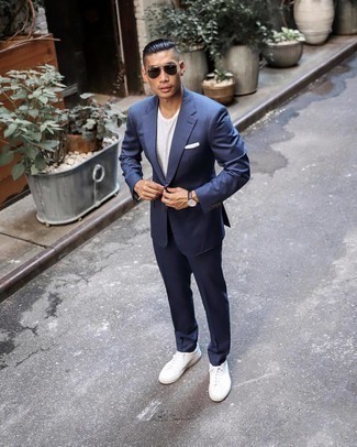 Какие низкие кеды носить с темно-сине-белым костюмом