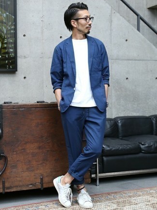 Какие низкие кеды носить с темно-сине-белым костюмом