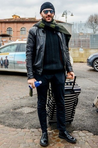 С чем носить темно-сине-белый чемодан мужчине