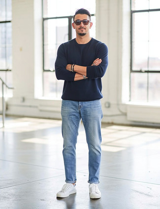 С чем носить темно-сине-белый свитер мужчине