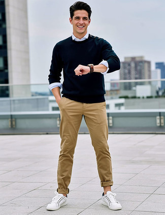 С чем носить темно-сине-белый свитер мужчине