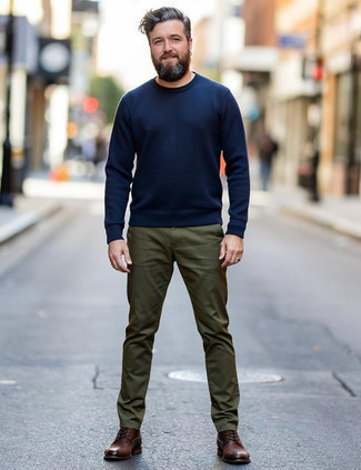 С чем носить темно-сине-белый свитер мужчине