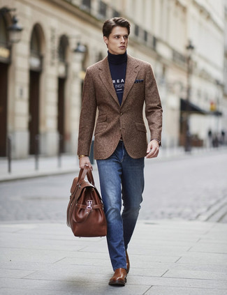 С чем носить темно-сине-белый свитер мужчине