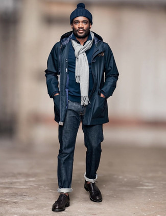 С чем носить темно-сине-белый свитер мужчине