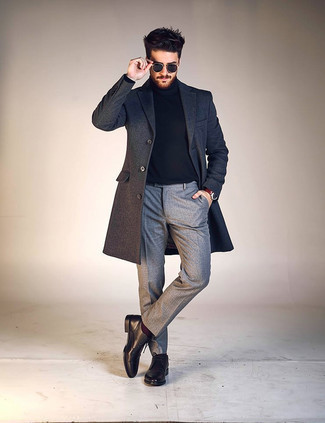 С чем носить темно-сине-белый свитер мужчине