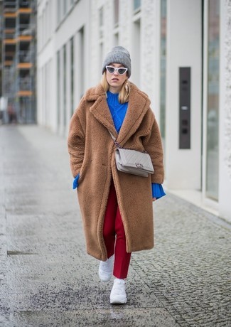 С чем носить темно-сине-белый свитер женщине