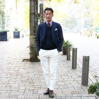 Какие пиджаки носить с темно-сине-белым трикотажным жилетом мужчине