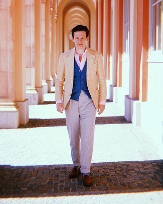 Какие пиджаки носить с темно-сине-белым трикотажным жилетом мужчине