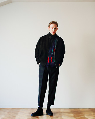 Какие водолазки носить с темно-сине-белым трикотажным жилетом мужчине