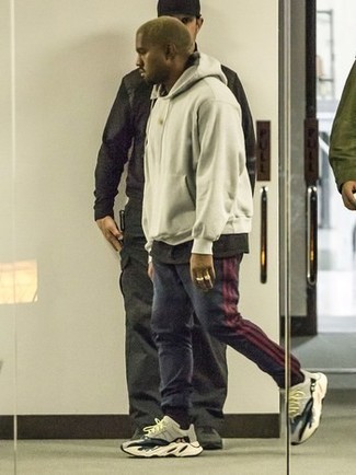 С чем носить темно-сине-белые спортивные штаны мужчине