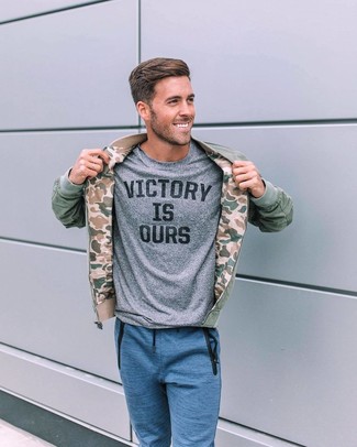 С чем носить темно-сине-белые спортивные штаны мужчине