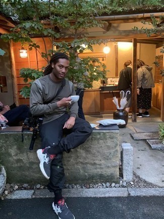 С чем носить темно-сине-белые спортивные штаны мужчине