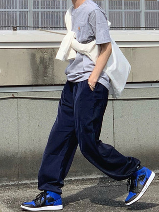 С чем носить темно-сине-белые спортивные штаны мужчине