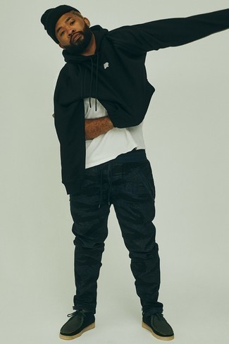 С чем носить темно-сине-белые спортивные штаны мужчине