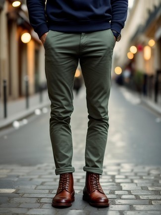 Какие брюки чинос носить с темно-сине-белым свитшотем