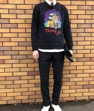 Какие низкие кеды носить с темно-сине-белым свитшотем мужчине