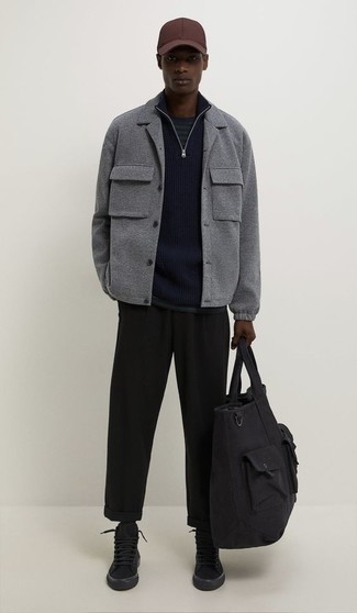 С чем носить темно-сине-белую футболку мужчине