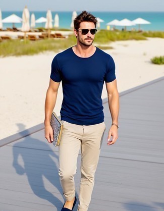С чем носить темно-сине-белую футболку мужчине