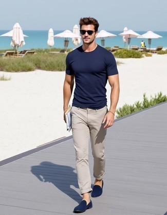 С чем носить темно-сине-белую футболку мужчине