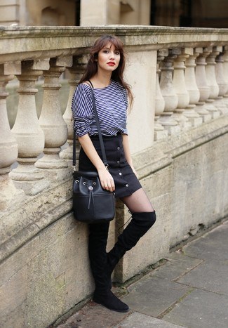 С чем носить темно-сине-белую футболку женщине