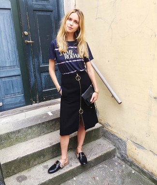 С чем носить темно-сине-белую футболку женщине