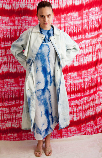 С чем носить темно-сине-белую футболку женщине