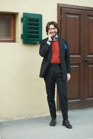 С чем носить темно-сине-белый галстук мужчине