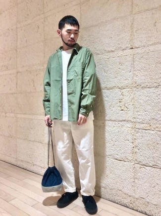 С чем носить темно-сине-белую большую сумку мужчине