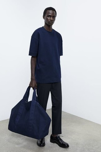 С чем носить темно-сине-белую большую сумку мужчине