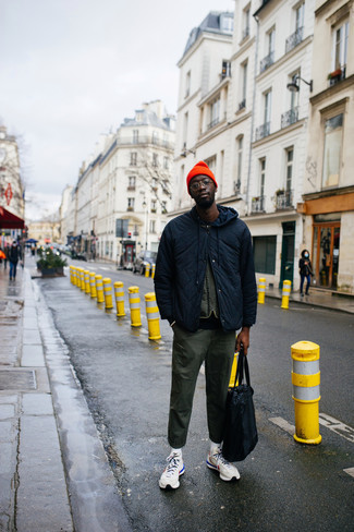 С чем носить темно-сине-белую большую сумку мужчине