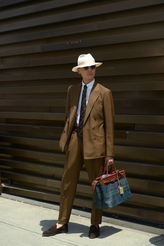 С чем носить темно-сине-белую большую сумку мужчине