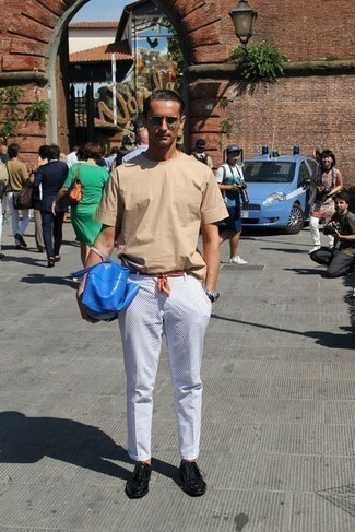 С чем носить темно-сине-белую большую сумку мужчине